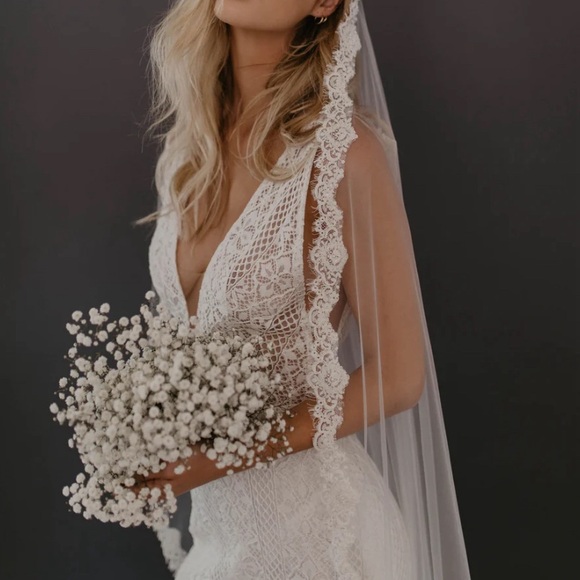 Untamed Petal Edwin Veil Cathedral Lace Mantilla NWT - Picture 3 of 5